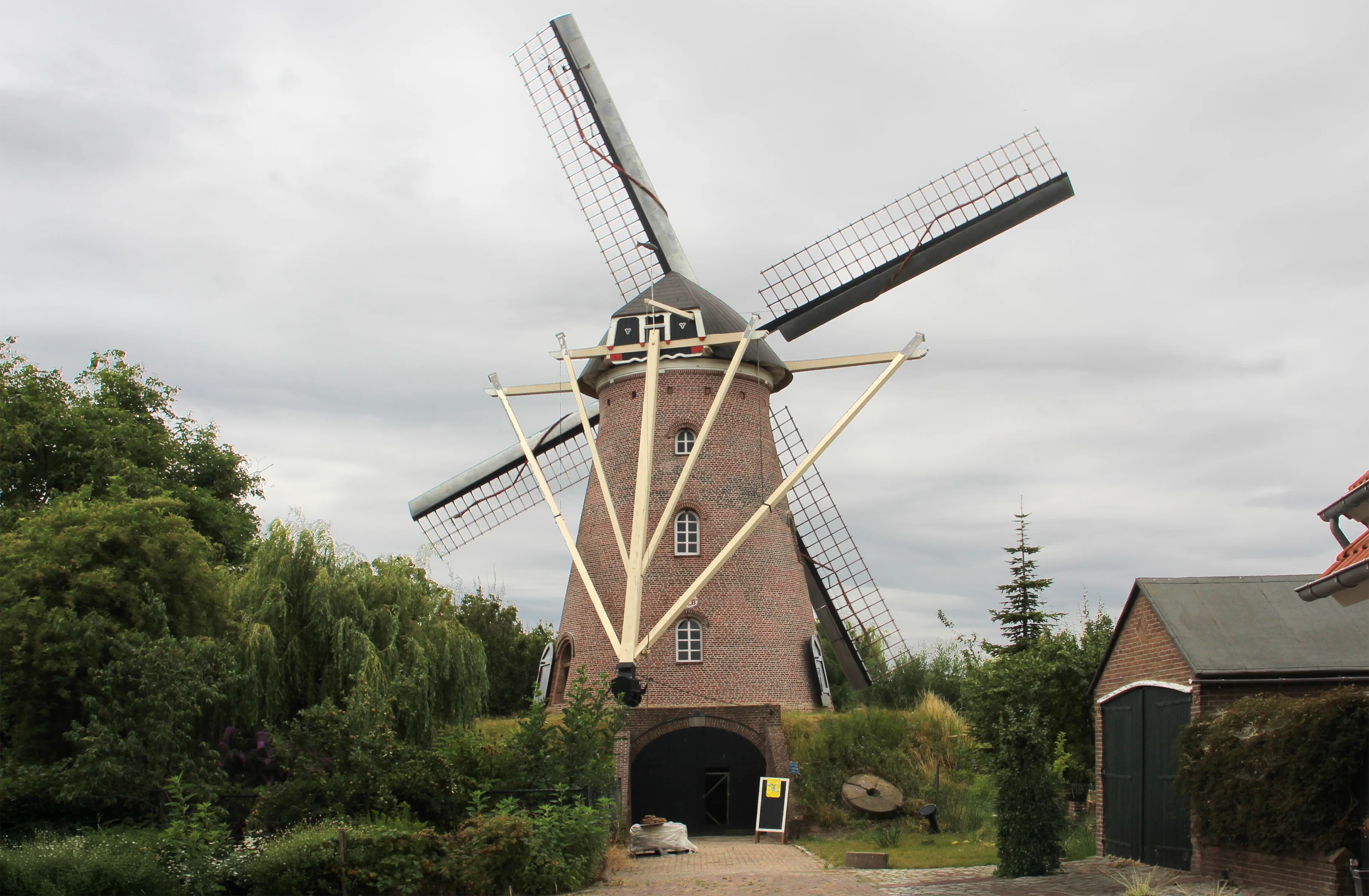 Denis van Cronenburg (05-07-2025)De molen na de restauratie. | Database Nederlandse molens