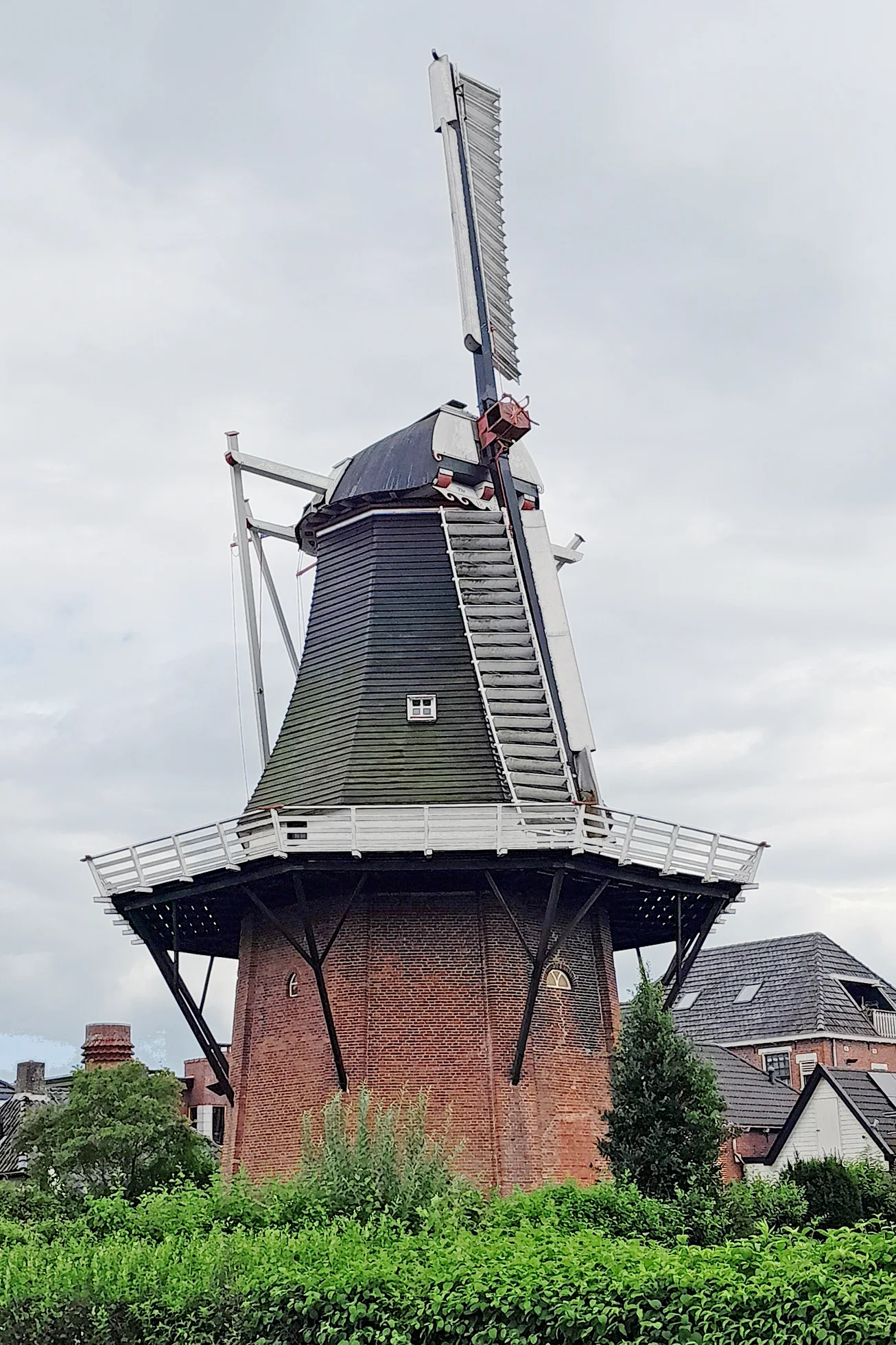 Martin E. van Doornik (29-07-2025)&nbsp;Molen De Liefde staat momenteel met één roede. | Database Nederlandse molens