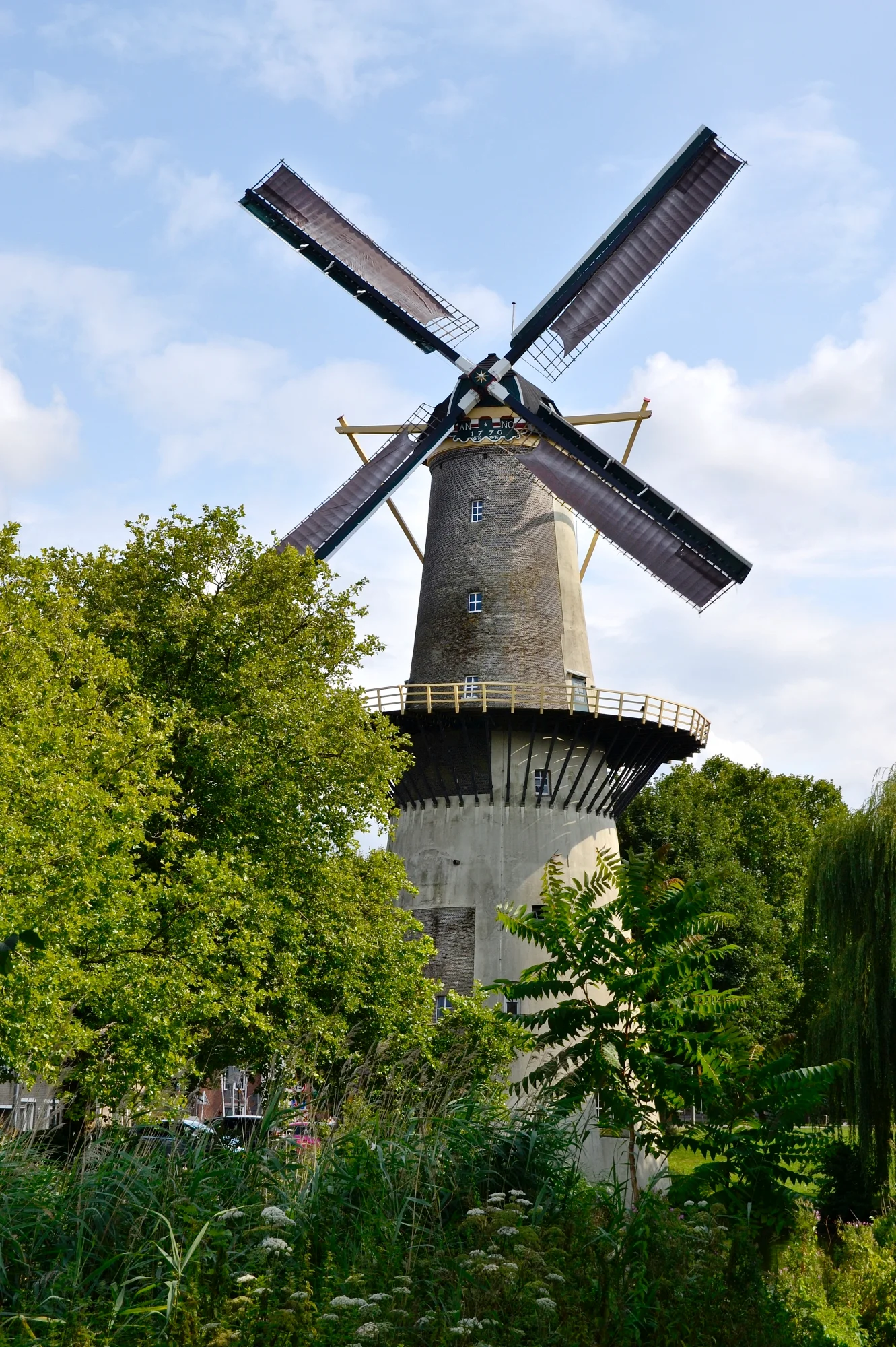 Rob Pols (27-07-2025)&nbsp;De molen met alweer nieuwe roeden. Let op het verschil in lengte van de witte manchetten in het midden van de roeden ten opzichte van de oude.&nbsp; | Database Nederlandse molens