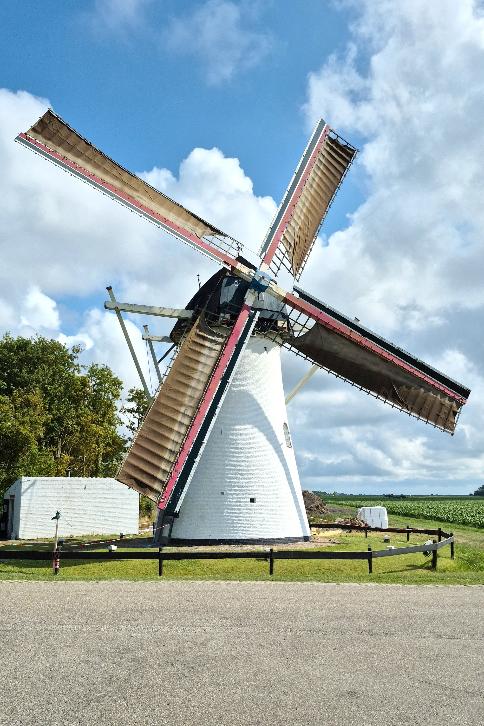 Robert Van't Geloof (23-07-2025)&nbsp;Molen weer compleet met borden. | Database Nederlandse molens