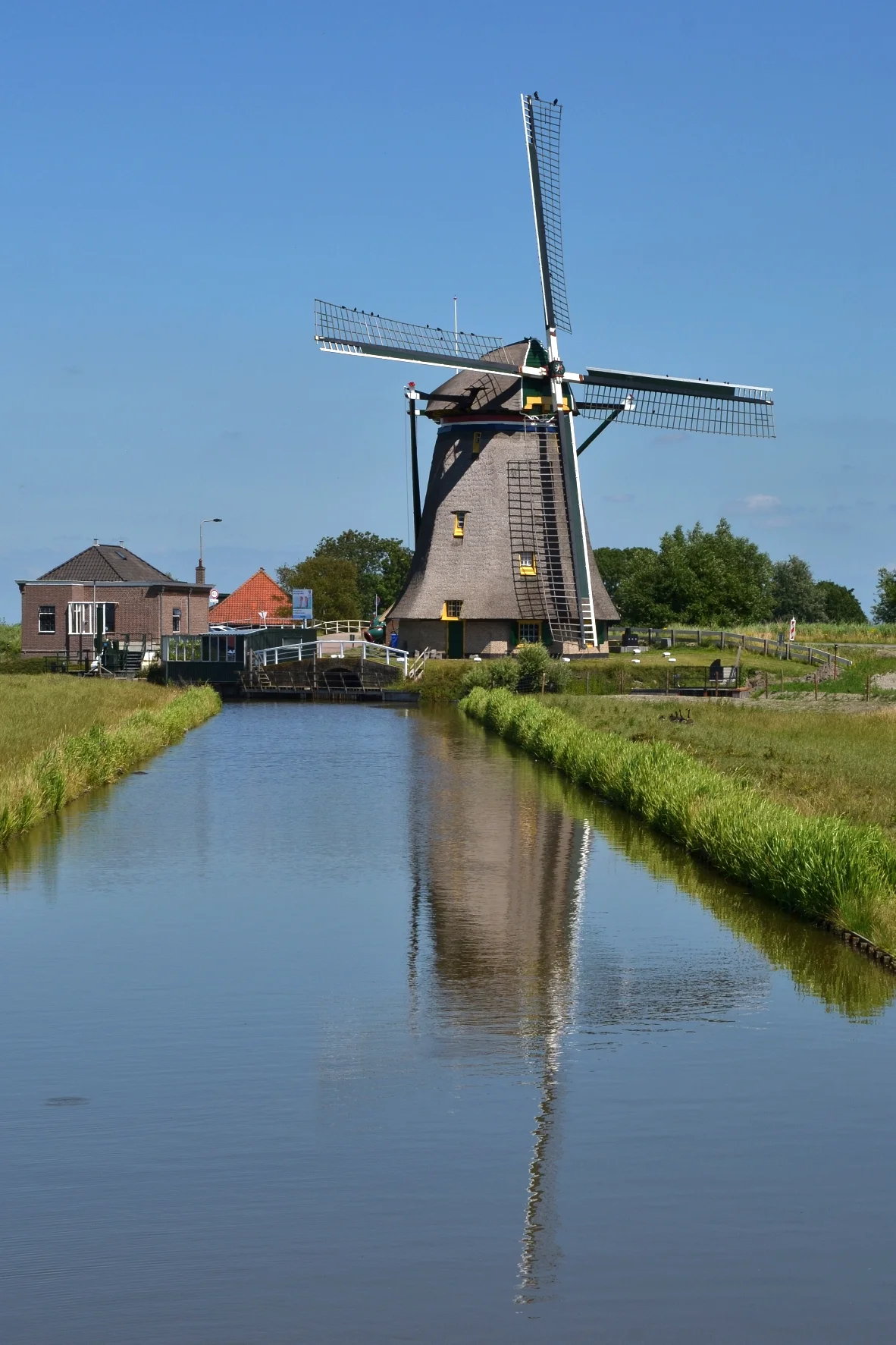 Rob Pols (29-06-2025)&nbsp;De molen zonder zeilen en met uitgenomen eindborden wachtend op nieuwe roeden. | Database Nederlandse molens