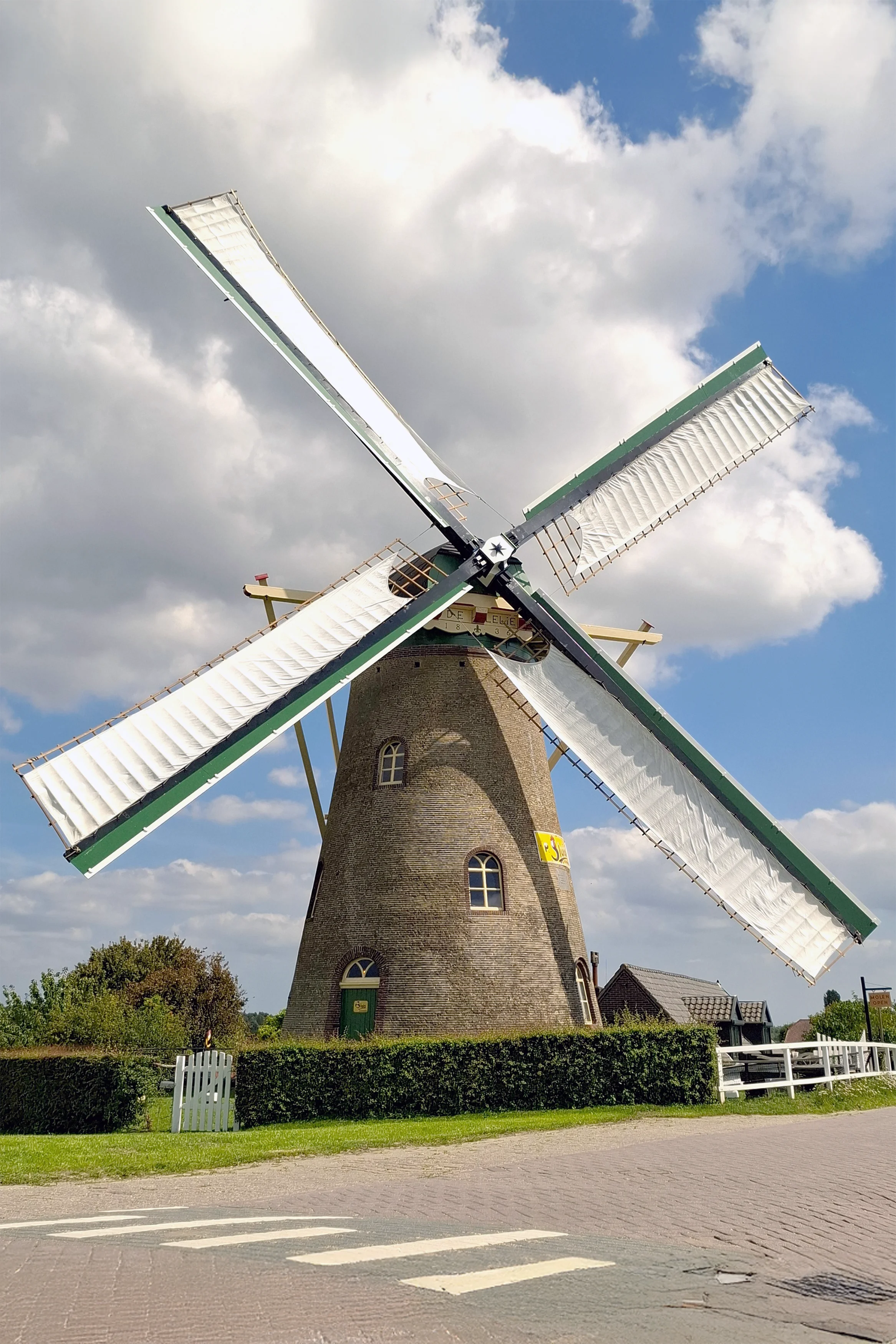 Jesse in 't Veld (09-08-2025)&nbsp;De molen kort na oplevering van de restauratie, met nieuw gevlucht, staart en kapbedekking. Het gevlucht is zuiver gereconstrueerd op basis van oude foto's. De molen functioneert er zeer naar behoren mee.&nbsp; | Database Nederlandse molens