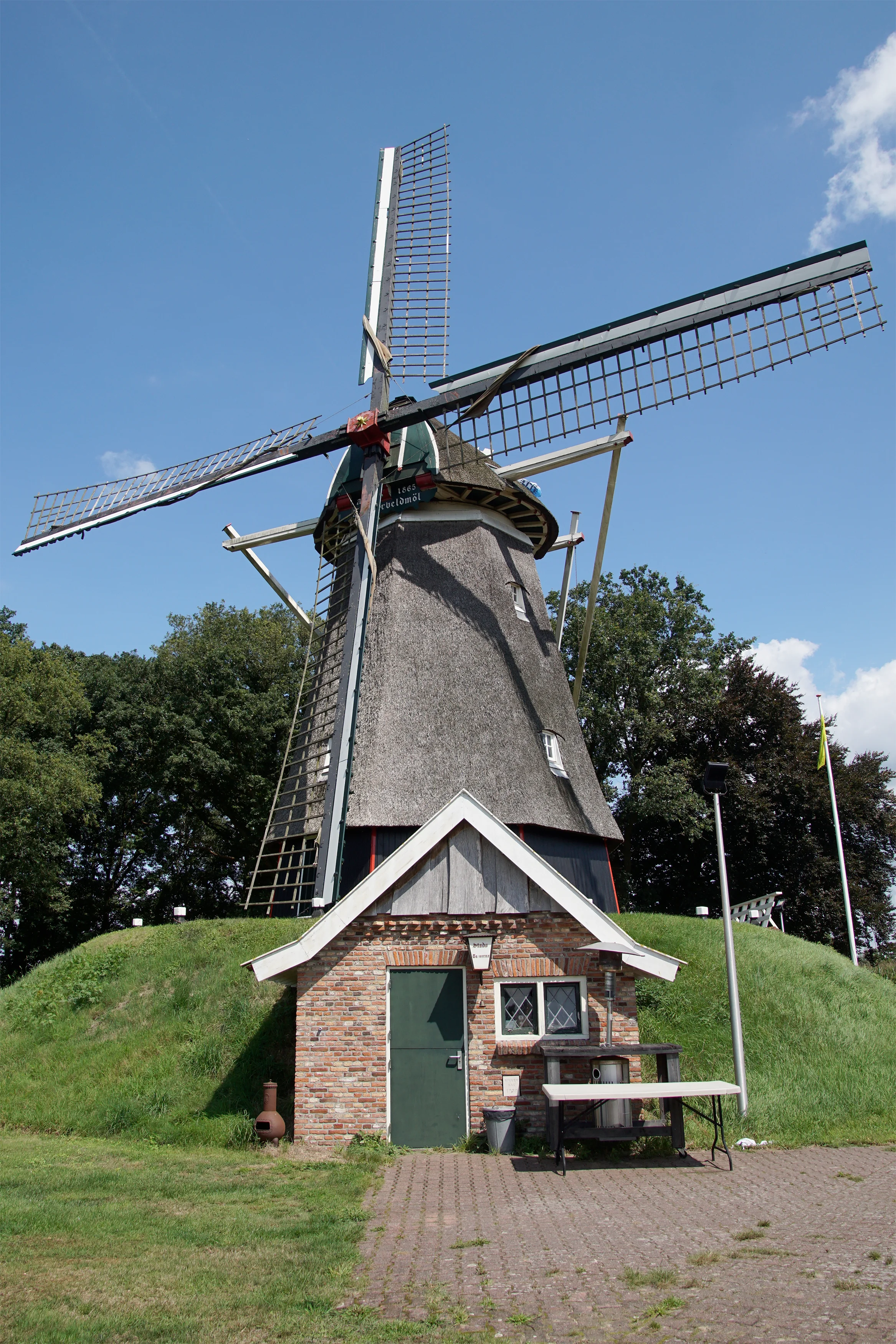 Boukje van Leijen (03-08-2025)&nbsp;Molen met Stadstaveerne Bikker Bar 1980 | Database Nederlandse molens