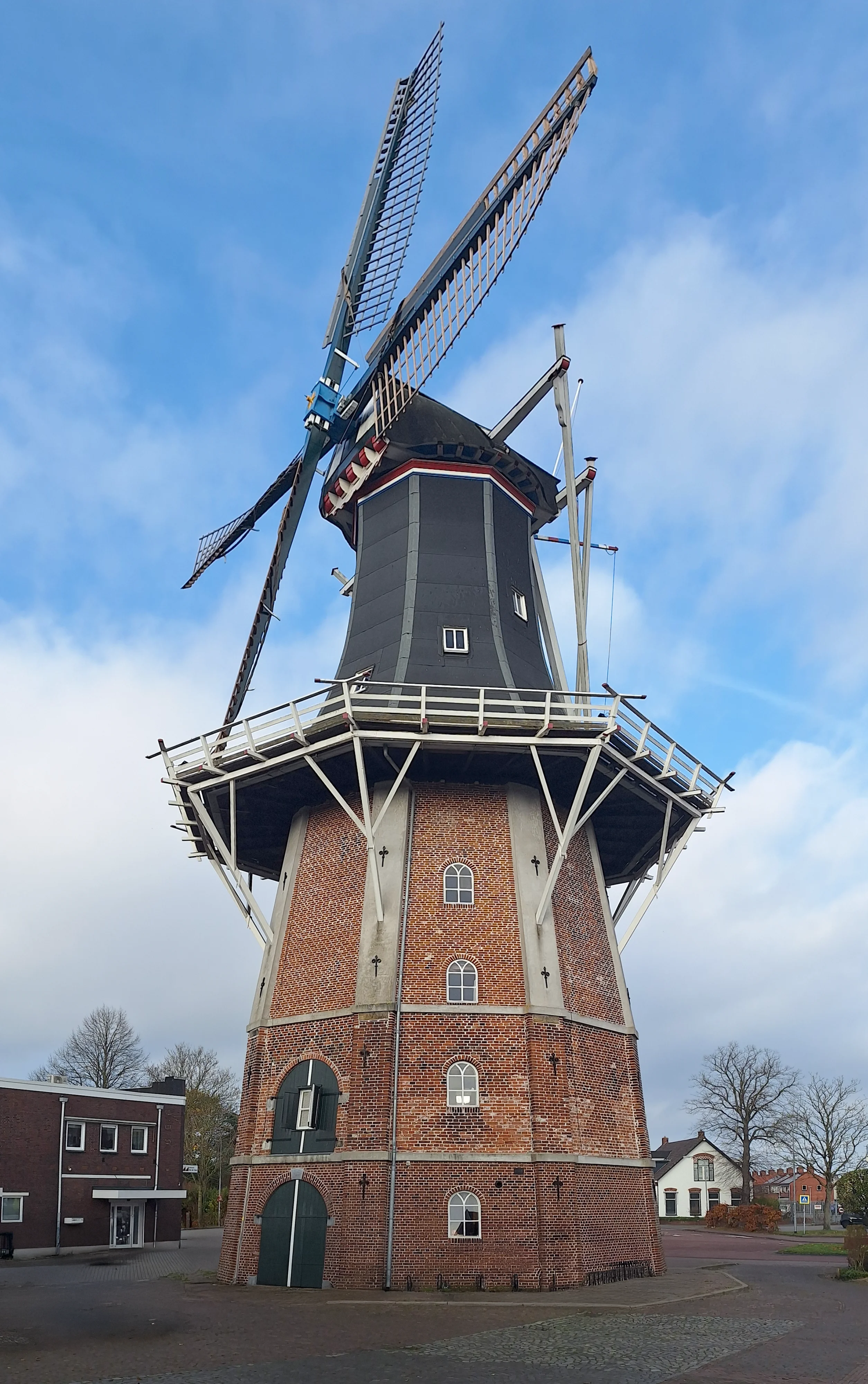 Wouter Bakker (11-11-2025)&nbsp;De molen met het nieuwe gevlucht. De voorzoom, bordschroot en kluften zijn onbehandeld gebleven. | Database Nederlandse molens