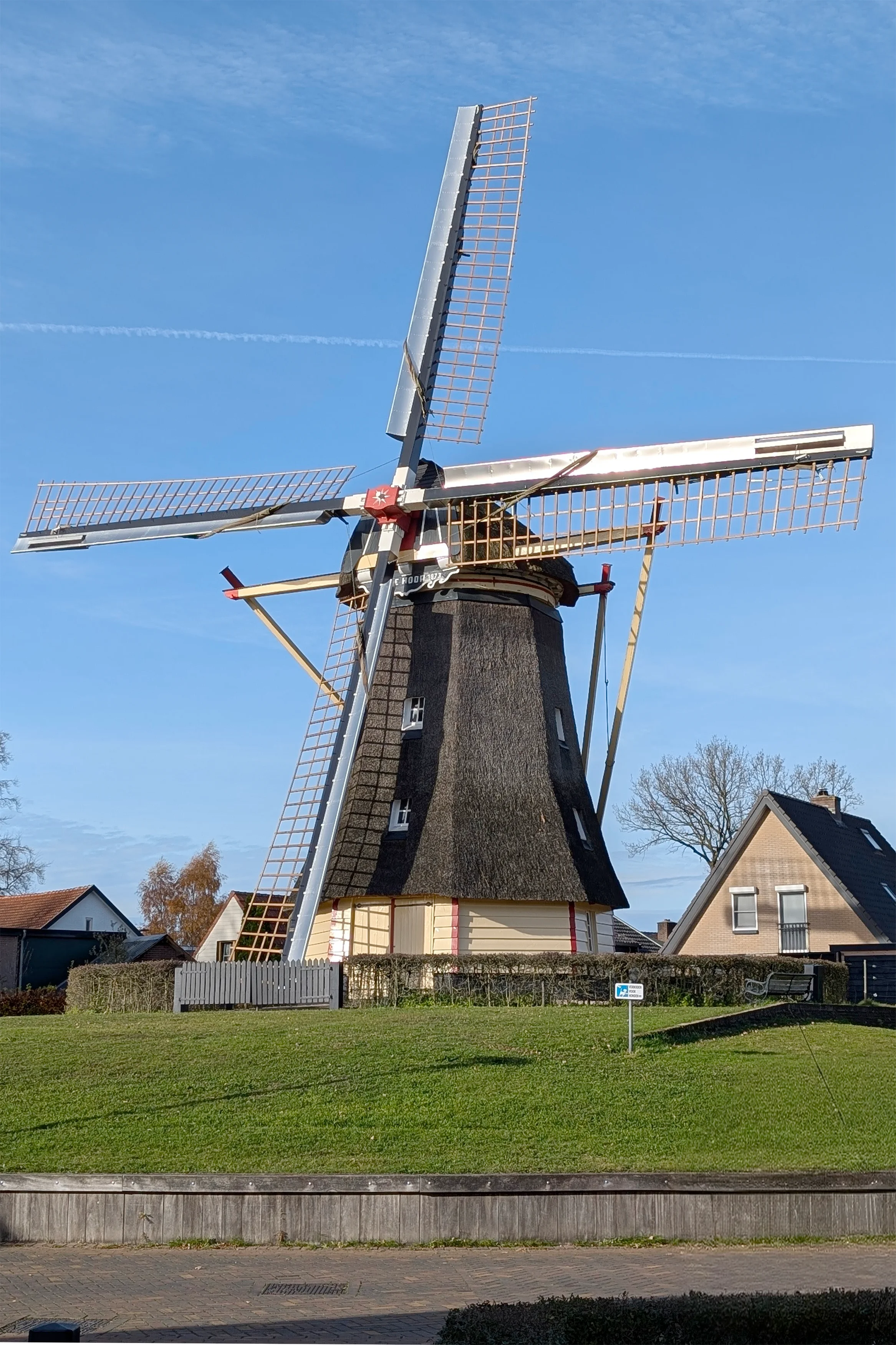 Dinant Hardeman (12-11-2025)&nbsp;De molen met het nieuwe wiekenkruis (geklonken roeden en Van Bussel stroomlijn met twee remkleppen)&nbsp; | Database Nederlandse molens