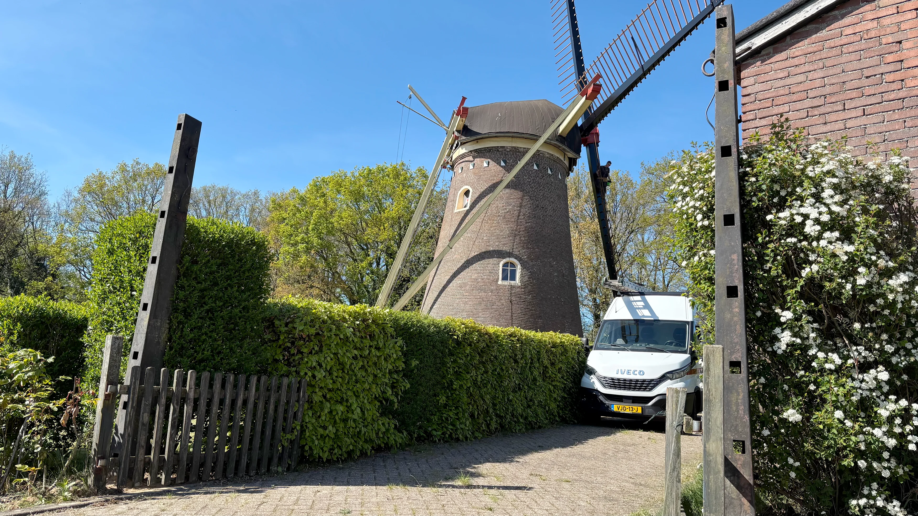 1, Roede 315, Derckx, Ron Smit (04-05-2026)&nbsp;Toppen van oude roedes op de voorgrond gaan dienst doen als staanders voor de poort die we van het oude hekwerk en voorzoom gaan maken. | Database Nederlandse molens
