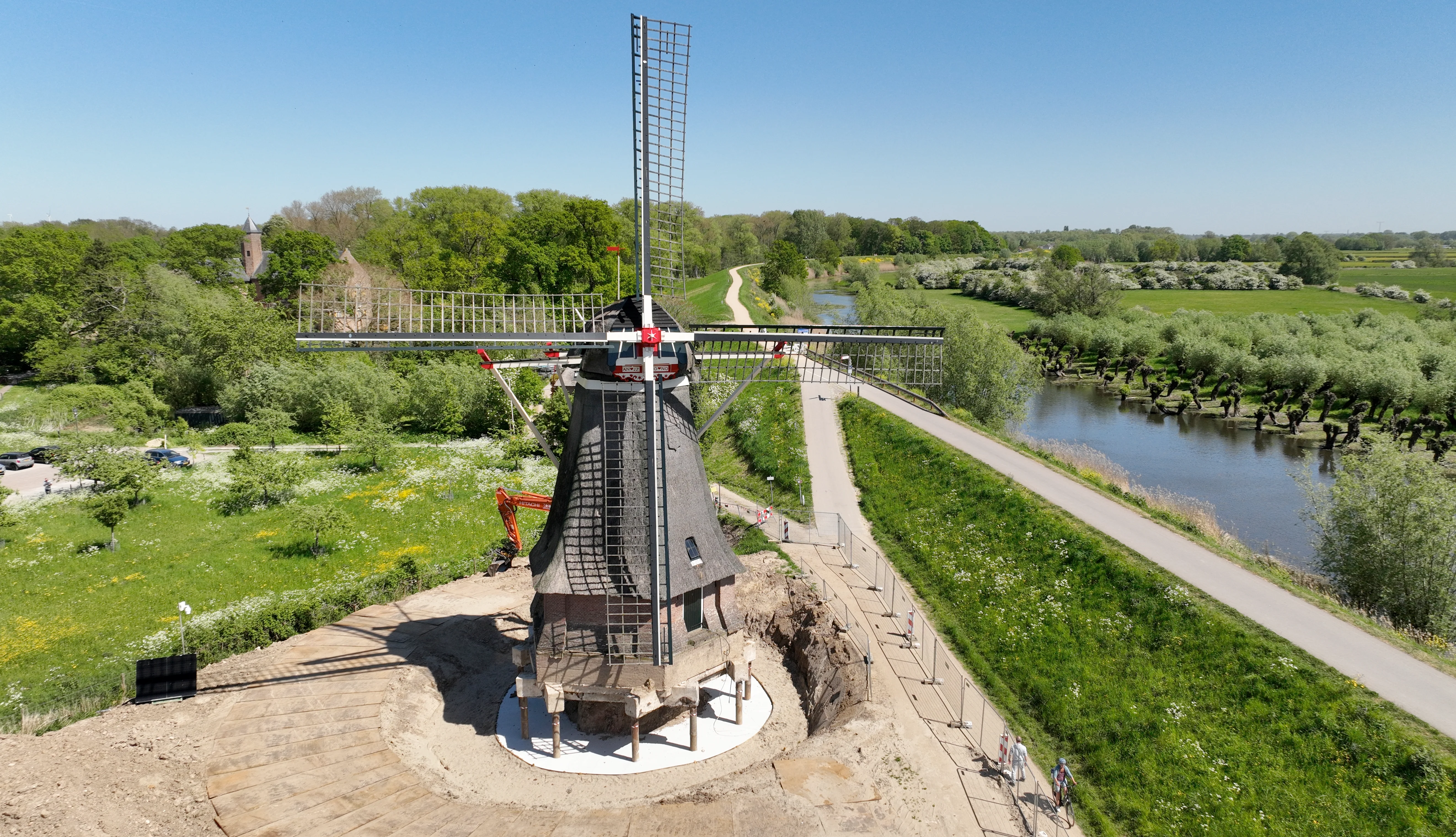 Dolf Kanaar (01-05-2026)De molen wordt opgehoogd in verband met dijkverhoging. | Database Nederlandse molens