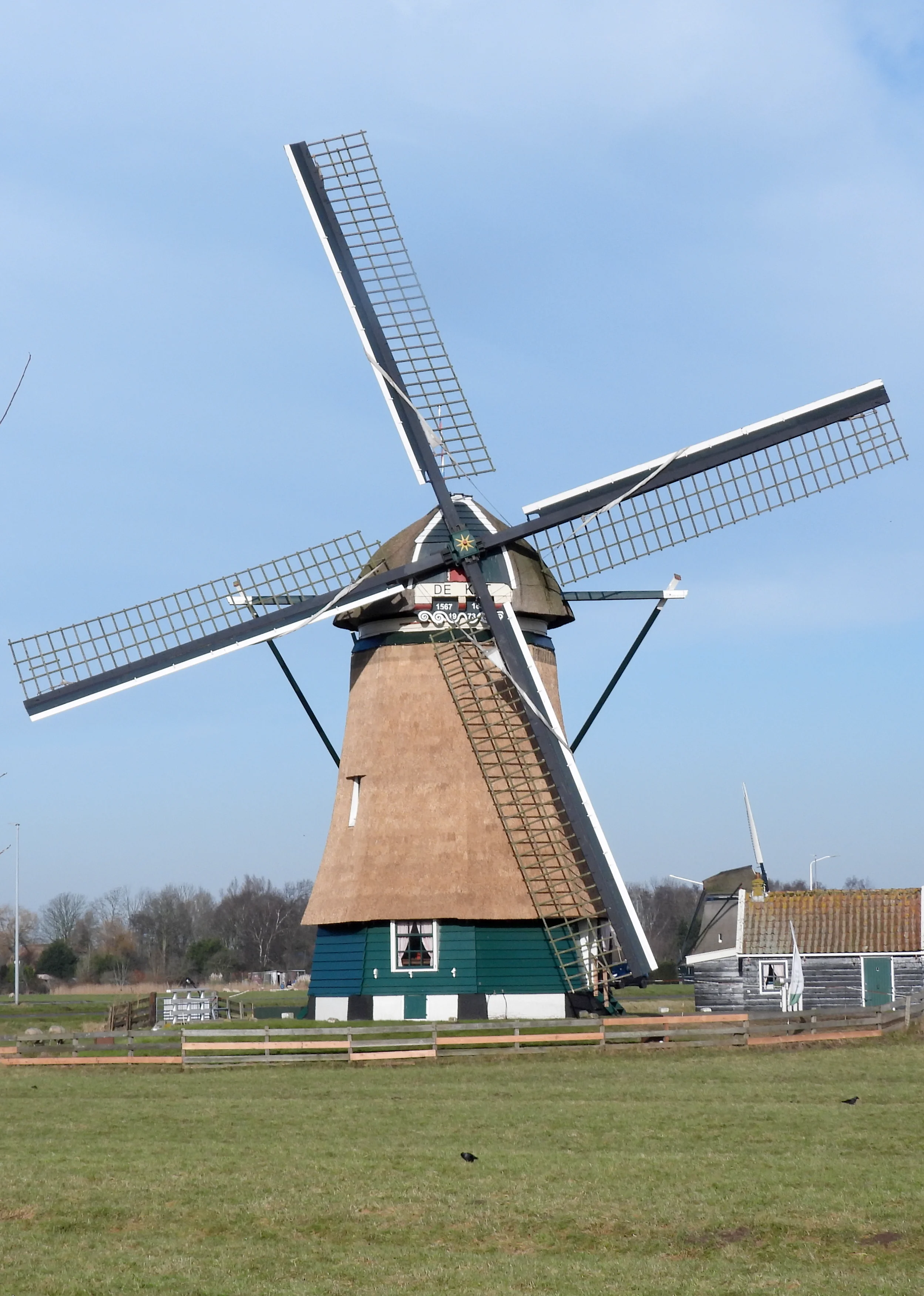 Hennie Boersma (07-02-2026)&nbsp;De Kat voorzien van nieuw riet. | Database Nederlandse molens