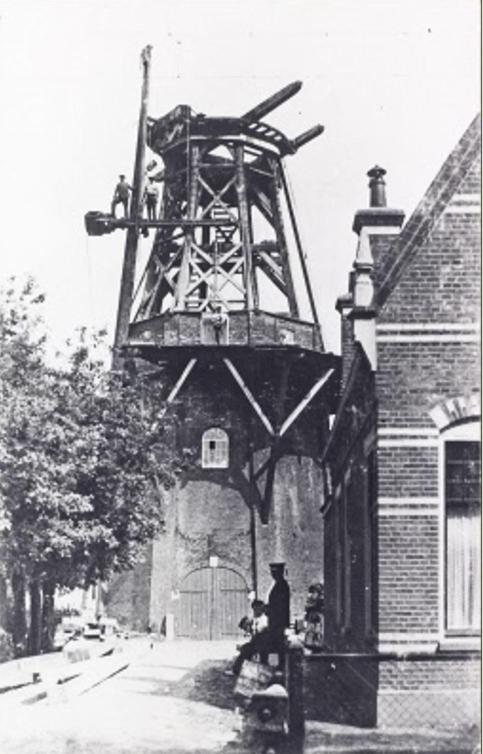 1, Molen 06462 j Molen van Beins (Emmen), Juni 1913 tijdens de sloop | Database Nederlandse molens