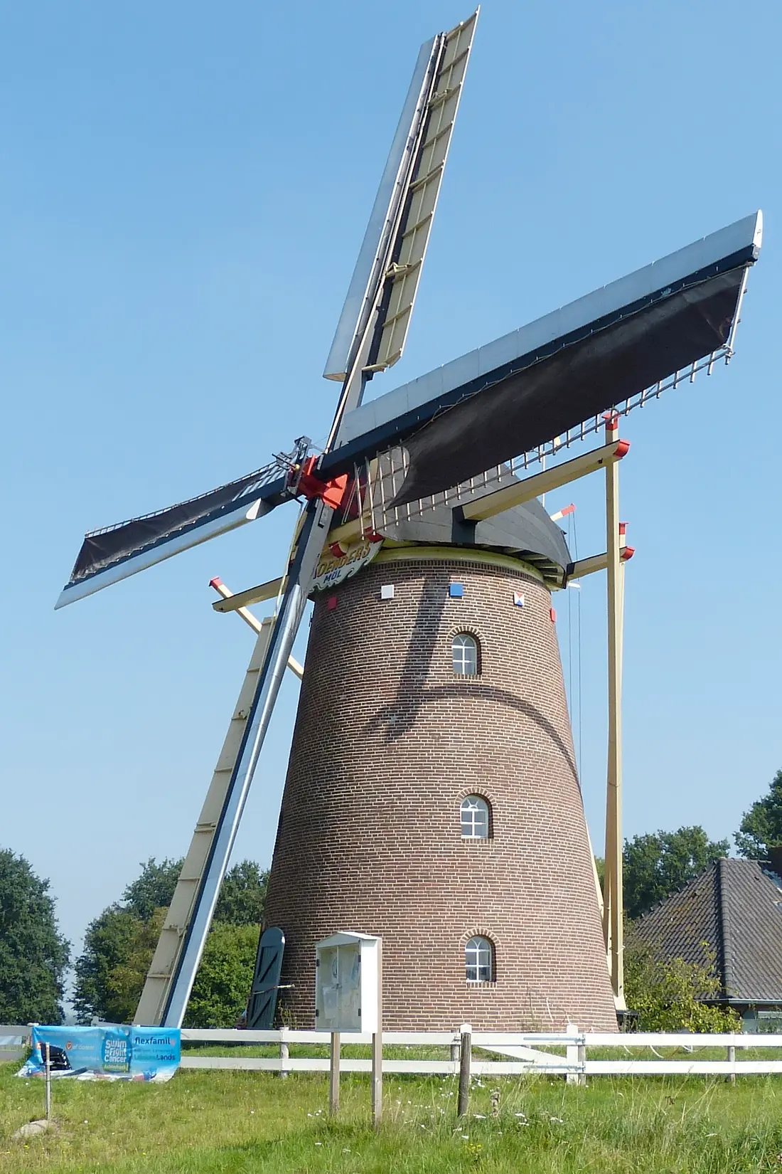 1, Molen 00872 Braamse Molen / Koenders Möl (Braamt), Thije Jansen (9-9-2023)De molen met volle zeilen in actie! De zeilen zijn aan de eigenaar geschonken door molenaar Henk Venhorst van de Buitenmolen in Zevenaar.&nbsp;&nbsp; | Database Nederlandse molens