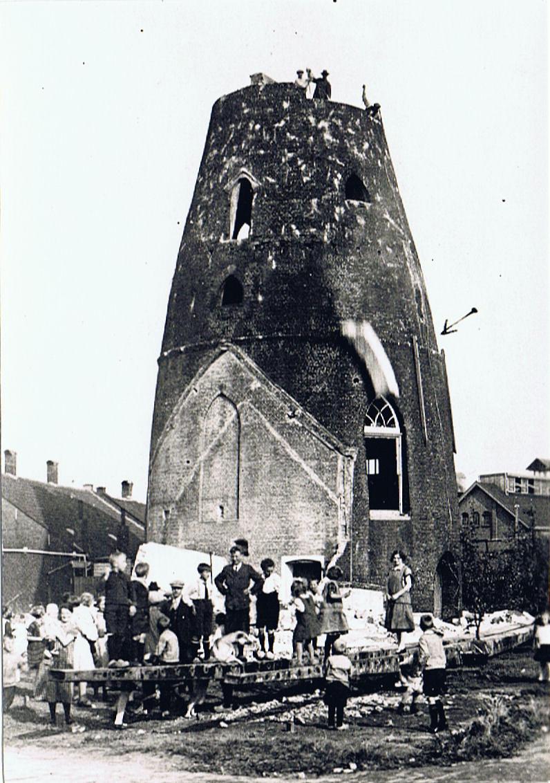5, Molen 01269 Landzigt (Zwijndrecht), Foto: hr Meijers, opname na&nbsp; blikseminslag, collectie J. Broerse | Database Nederlandse molens