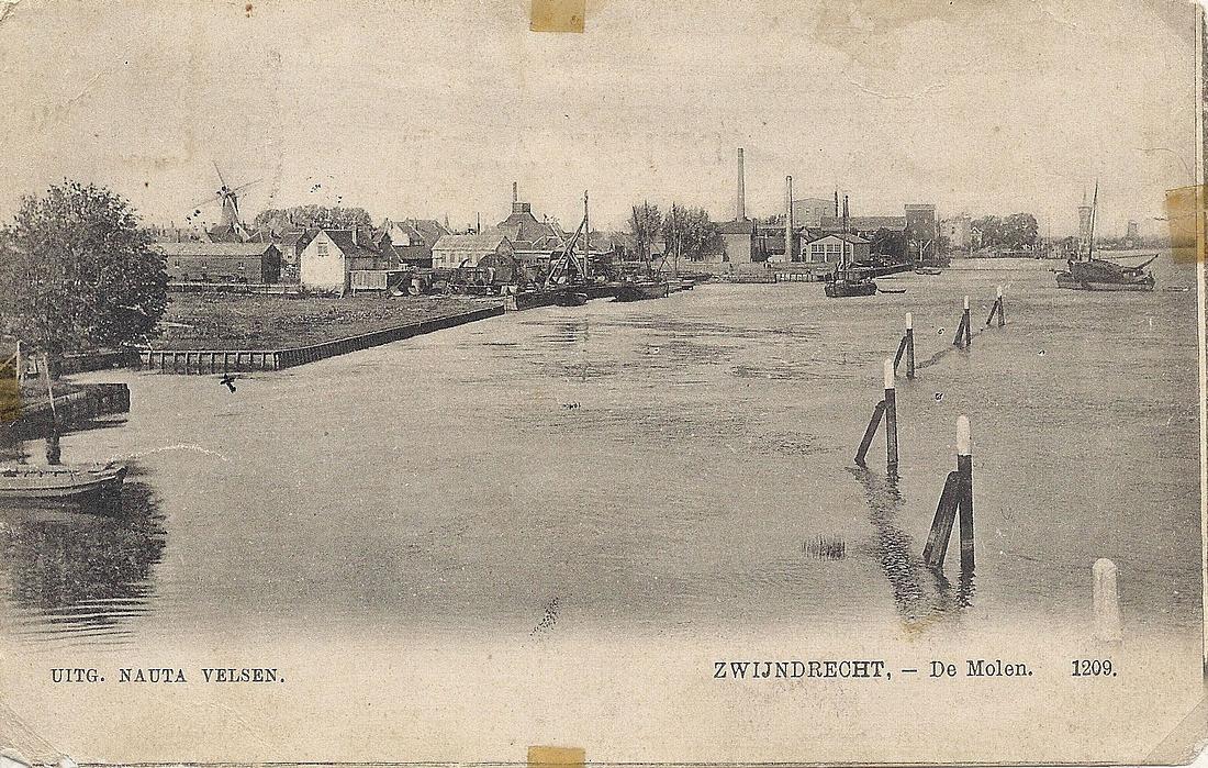 5, Molen 01519 c De Grienduil (Zwijndrecht), Geheel links is het balkengat nog te zien van waar eerder de molen stond | Database Nederlandse molens