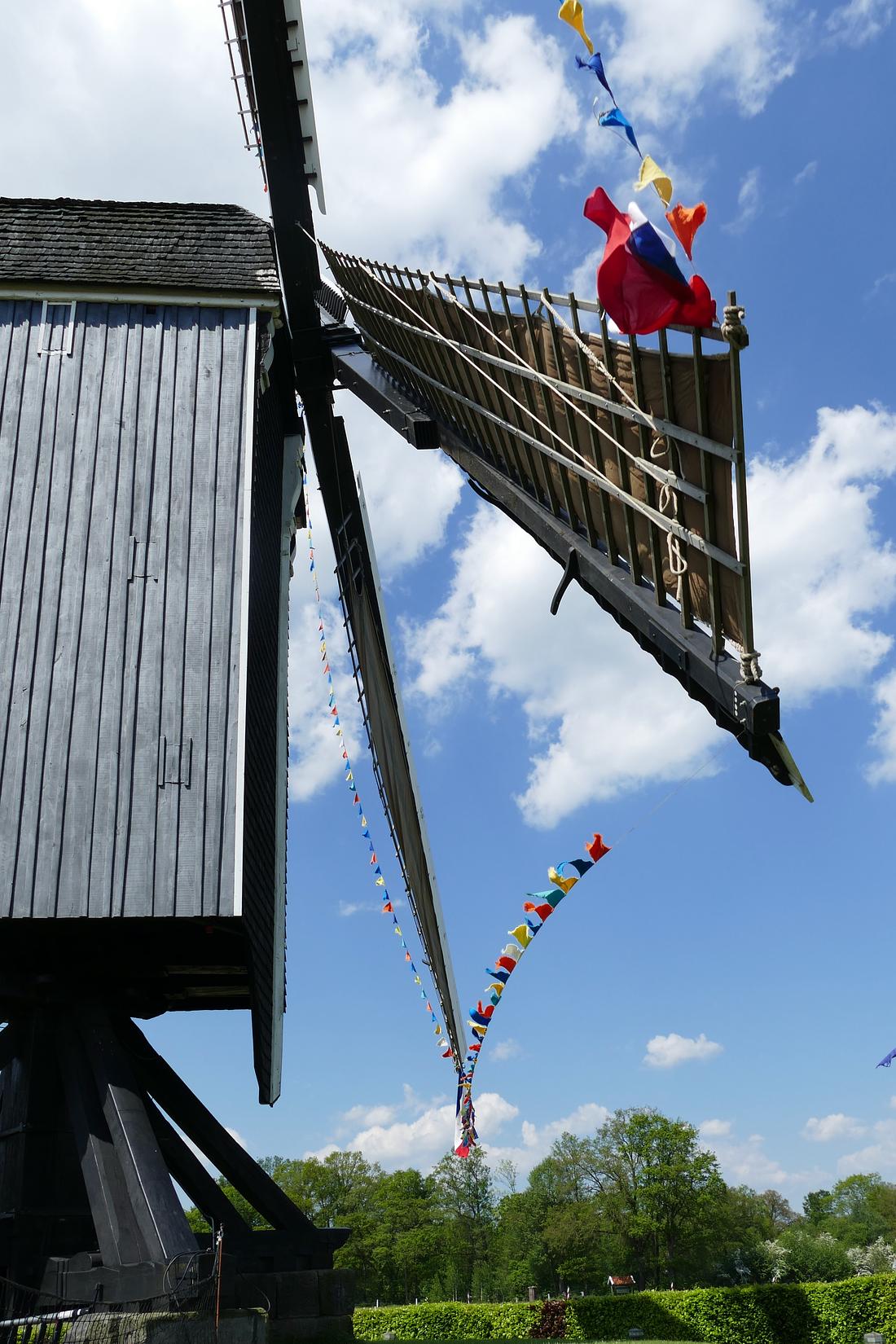 7, Molen 11458 Wissink's Möl (Enschede), Toine Zwitserlood (13-5-2023)De molen gepavoiseerd | Database Nederlandse molens