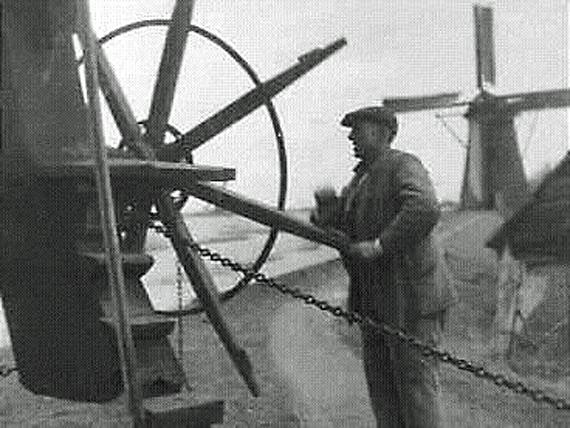4, Molen 01521 b Polder Klein Nieuwland / De 51 Morgen (IJsselmonde), Afbeelding 4 maart 1916, links deze molen, en rechts V765 Polder De 68 Morgen / Laagjespolder | Database Nederlandse molens
