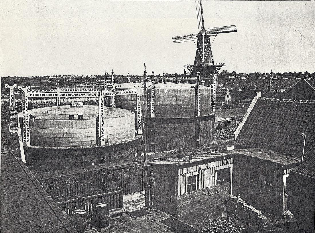 4, Molen 01269 Landzigt (Zwijndrecht), Op de voorgrond de gasfabriek | Database Nederlandse molens