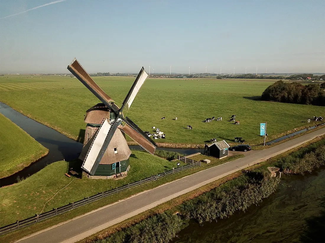 2, Molen 00322 Molen F (Burgerbrug), Klaas Zaal (24-9-2023)&nbsp;De molen malend op het oosten. | Database Nederlandse molens