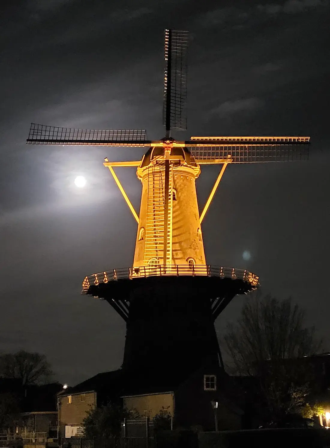 5, Molen 01544 Windlust (Wateringen), Monique Olsthoorn (08-11-2022)&nbsp;Verlichte molen tijdens Sinterklaastijd. | Database Nederlandse molens