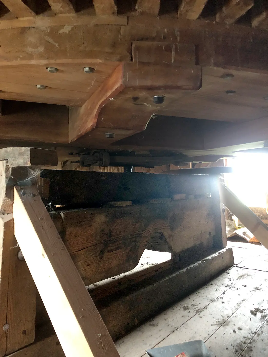 14, Molen 02763 De Weyert (Makkinga), Sander Boom (21-10-2023)&nbsp;De opmerkelijke constructie van de donsbalk op een verhoging, uit de tijd dat deze molen een zaagmolen was.&nbsp; | Database Nederlandse molens