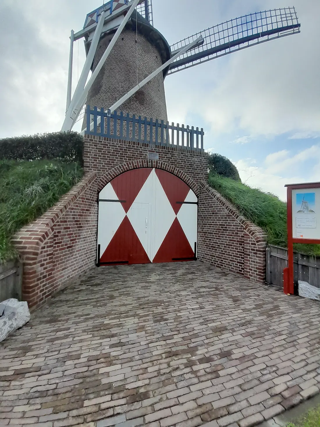 7, Molen 01583 De Volksvriend (Liessel), Hans Verbeek. (molenaar te Liessel) (26-10-2023)&nbsp;Vernieuwde invaart van onze molen "de volksvriend" te Liessel met ingemetselde steen van de oprichter en voorzien van veilig hekwerk. | Database Nederlandse molens