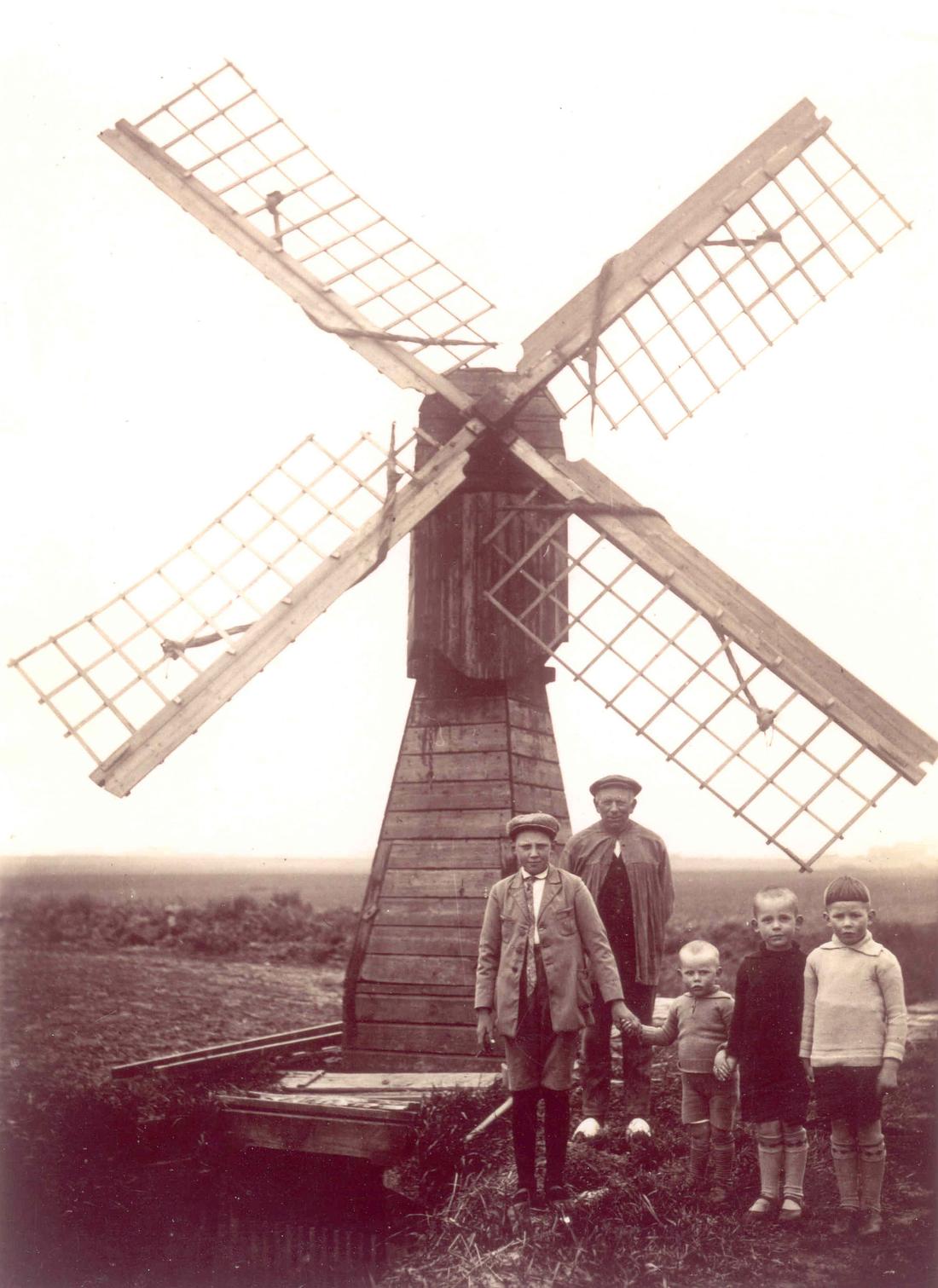 4, Molen 00931 Eendragtspolder, Nr. 5 Noordelijke ondermolen (Zevenhuizen), Foto collectie DVM.
Deze weidemolen stond vlak naast deze achtkante molen.
Deze molen zal tzt verhuizen naar molendatabase.net
Wie deze familie is weten we nog niet zeker, maar het zal wel de familie zijn die toen op de achtkante molen nr 5 woonden.
De foto wilden we u niet onthouden , de redaktie NSR
&nbsp; | Database Nederlandse molens