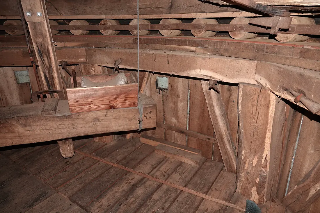 15, Molen 00879 Hermien (Harreveld), Vincent Mepschen (04-11-2023)Hier de vangbalk en rollenkruiwerk goed te zien. | Database Nederlandse molens