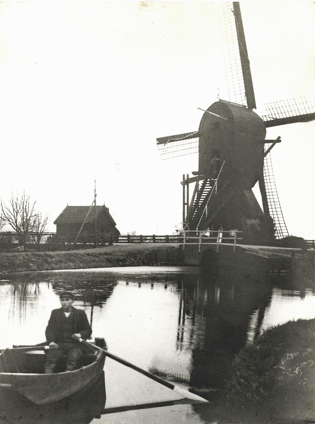 3, Molen 01268 Polder Zwijndrecht / Polder Zwijndrecht, Meerdervoort en het Kort Ambacht van de Groote LindtDe Zwijndrechtse watermolen (Zwijndrecht), Foto collectie DVM,
In de roeiboot zit K. van Rijswijk, zijn vader staat bovenaan op de trap van de molen | Database Nederlandse molens