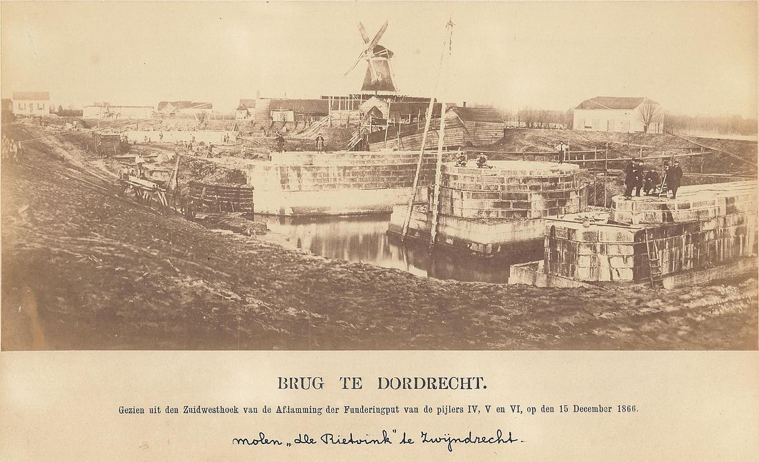5, Molen 01519 d De Rietvink (Zwijndrecht), Ansichtkaart, collectie W. Veelen,
De spoorbrug in aanbouw, met de molen op de achtergrond | Database Nederlandse molens