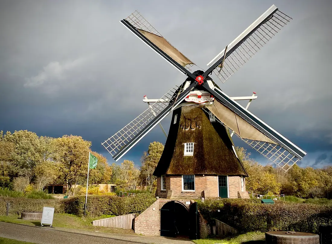 1, Molen 06916 De Zaandplatte (Ruinen), René Vervloet (11-11-2023)&nbsp;2 halve zeiltjes op de Zaandplatte, nodig bij Draaien voor de Prins met stevige wind. | Database Nederlandse molens