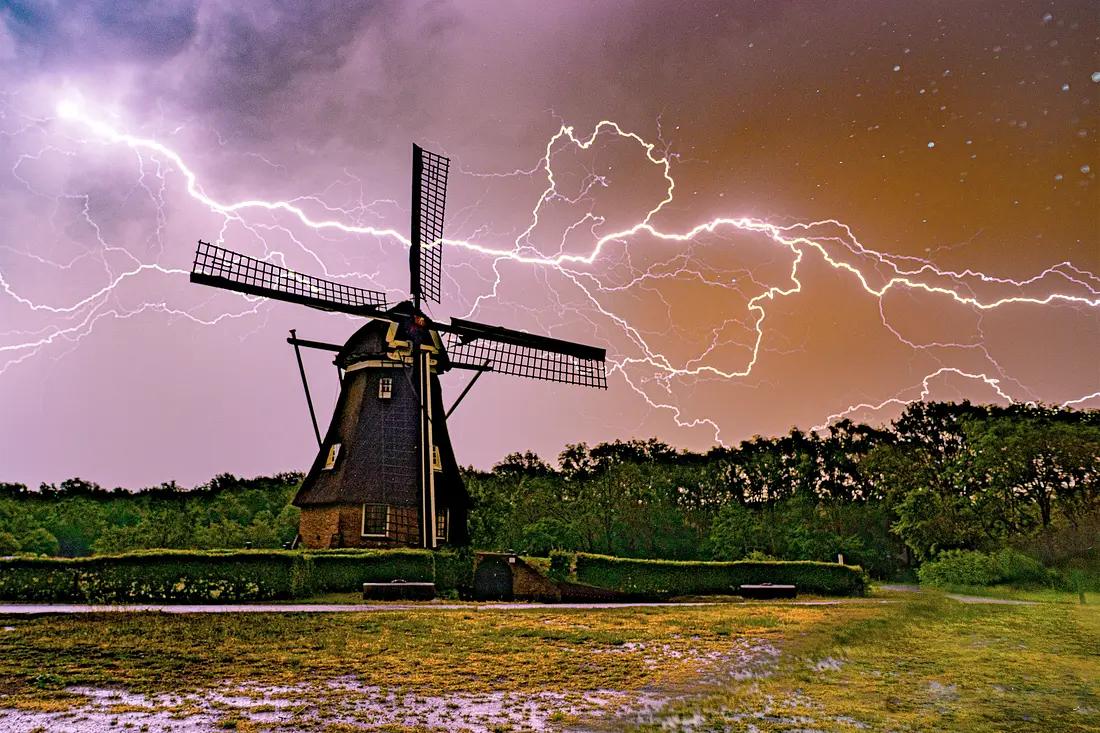 7, Molen 06916 De Zaandplatte (Ruinen), René Vervloet (04-06-2019)&nbsp;1 uur 's nachts tijdens een felle onweersbui. Deze foto toont aan hoe belangrijk het is om de bliksemafleider goed aan te sluiten. | Database Nederlandse molens