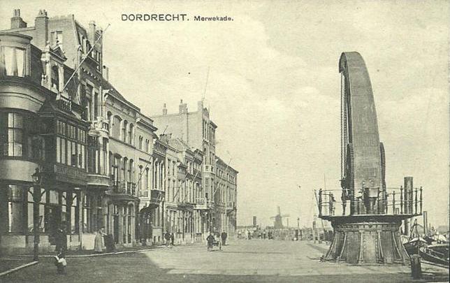 6, Molen 01270 Welgelegen / Dikke Molen (Zwijndrecht), Ansichtkaart, collectie DVM,
een oude prent van Dordrecht, met de Merwedekade en een kadekraan op de voorgrond, met in de verte molen de Welgelegen. | Database Nederlandse molens