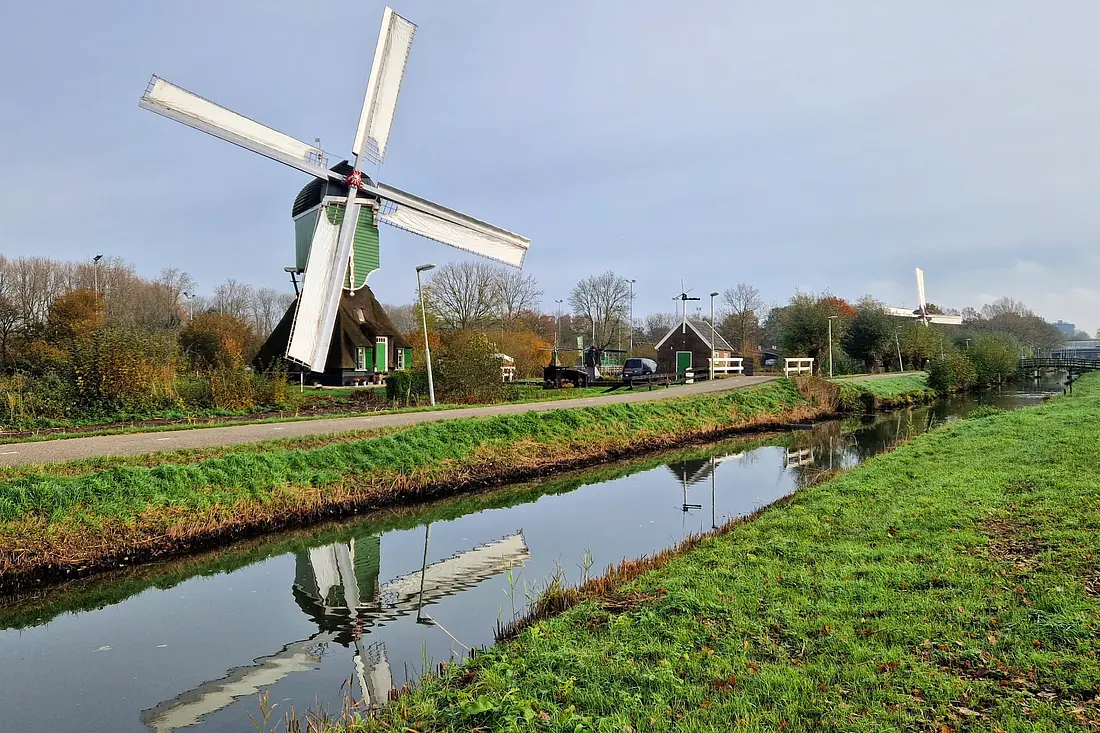 1, Molen 00838 Westmolen (Gorinchem), Theo de Rooij (13-09-2023)&nbsp;Beide wipmolens weer dezelfde uitstraling met van Busselwieken en witte zeilen zoals ze vanaf 1943 tot 1971 in bedrijf zijn geweest.&nbsp; | Database Nederlandse molens