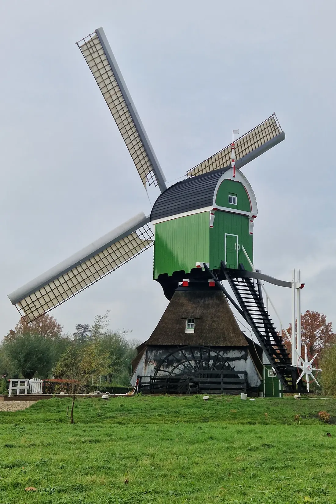 1, Molen 00839 Oostmolen (Gorinchem), Theo de Rooij (22-11-2023)&nbsp;Sinds de laatste restauratie zijn een paar elementen weer terug gebracht. De Busselwieken, het raampje in het achterwolf. (Is overigens niet origineel maar in de jaren 50 erin gezaagd) evenals de witte lijst rond de deur. Daarmee wijkt de molen net weer iets af van zijn buurmolen. Die is nog net te zien op de achtergrond. De slechte biotoop en vele bomen blijven een grote zorg voor deze beide molens. | Database Nederlandse molens