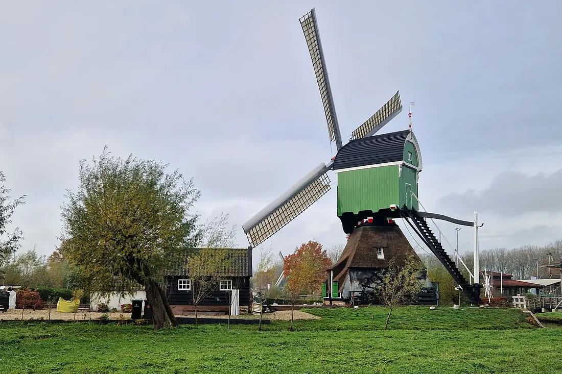 2, Molen 00839 Oostmolen (Gorinchem), Theo de Rooij (22-11-2023)&nbsp;Beide wipmolens hebben weer eenzelfde uitstraling met de Van Busselwieken.&nbsp; | Database Nederlandse molens