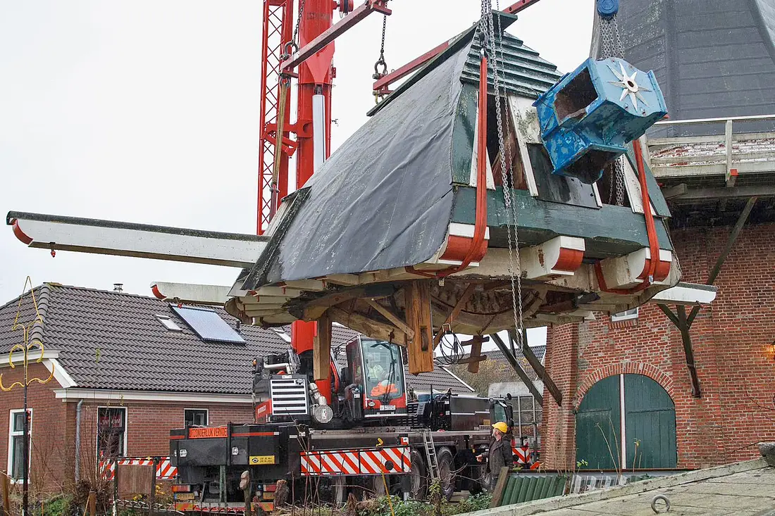 6, Molen 00551 De Noordstar (Noordbroek), Paul Casteleijn (19-12-2023)&nbsp;Het afnemen van de kap van de Noordstar. | Database Nederlandse molens
