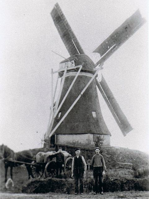 1, Molen 03893 Schuilenburgermolen (3e) (Hellendoorn), Molenaar Tijhuis voor de molen. Foto: coll. D. Imhof | Database Nederlandse molens