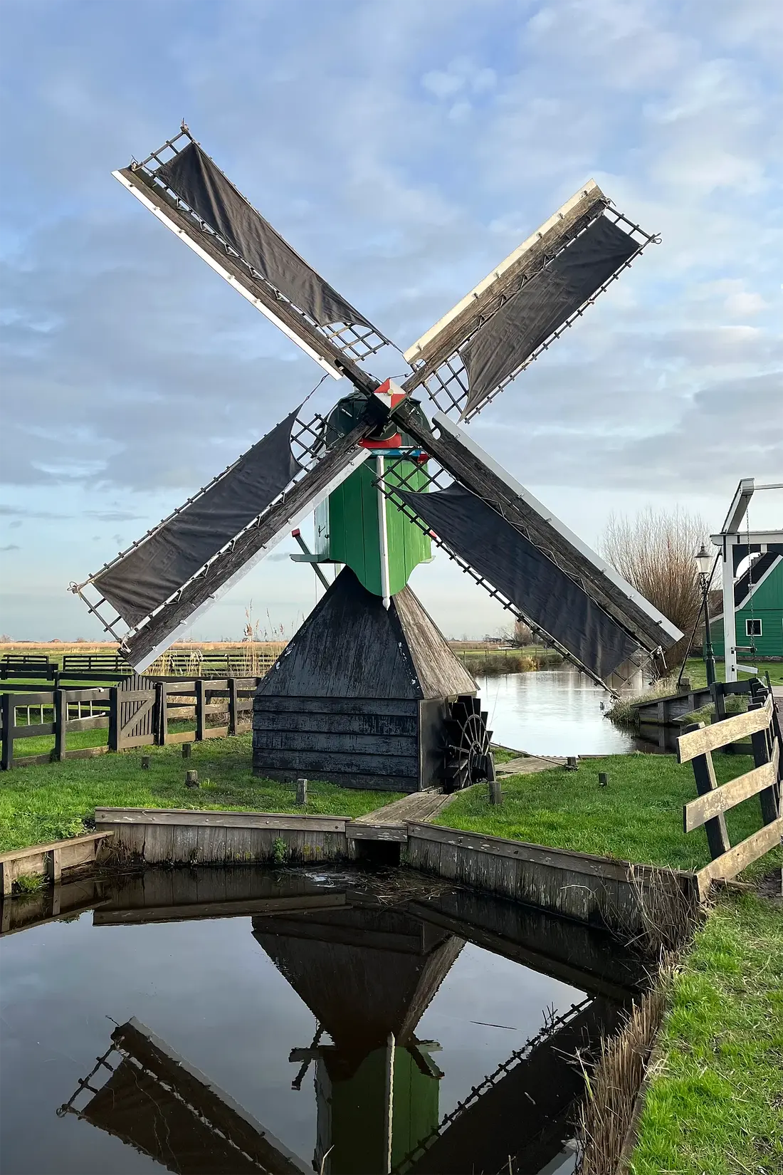 Molen 10100 De Hadel (Zaandam), Job de Groen (30-12-2023)&nbsp;De Hadel draaiend “in top” op het zuidwesten. | Database Nederlandse molens