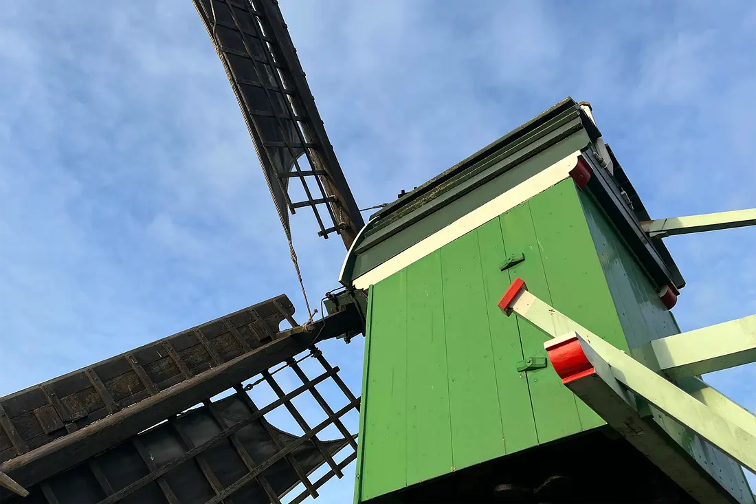 10, Molen 10100 De Hadel (Zaandam), Job de Groen (30-12-2023)&nbsp;Zijaanzicht bovenhuis met een uitneembaar luik om de molen te kunnen smeren. | Database Nederlandse molens
