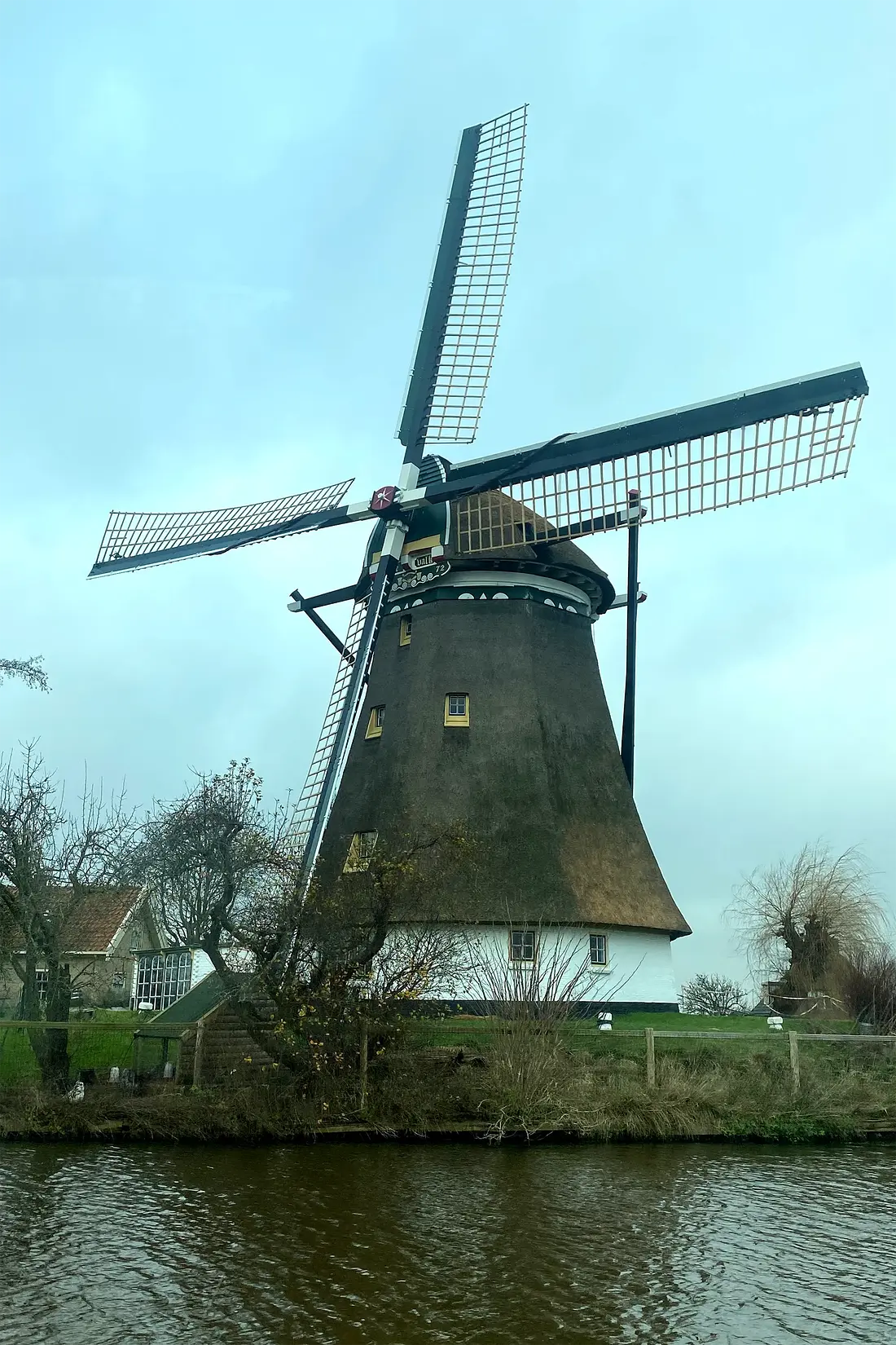 Molen 01768 De Valk (Berkel en Rodenrijs), Bram de Vries (18-12-2023)&nbsp;Deze foto is gemaakt nadat het nieuwe gevlucht klaar was. De molen mag weer draaien met zijn nieuwe roeden. | Database Nederlandse molens