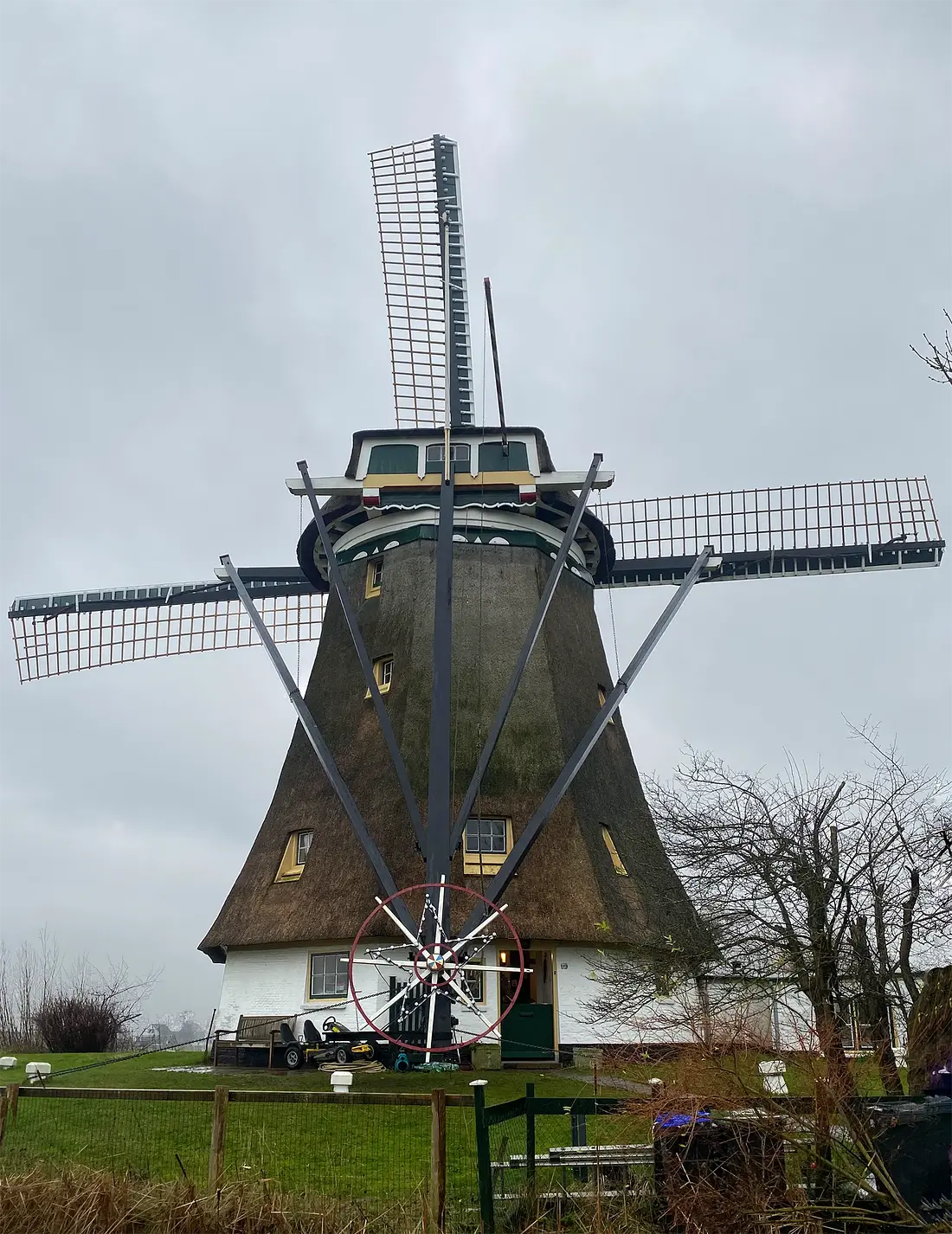 2, Molen 01768 De Valk (Berkel en Rodenrijs), Bram de Vries (19-12-2023)&nbsp;Een foto van de molen van de achterkant genomen van het nieuwe wiekenkruis. | Database Nederlandse molens