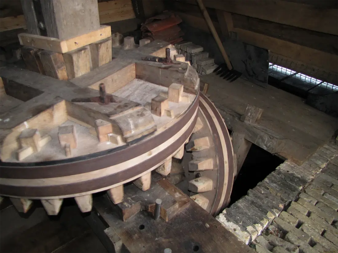 6, Molen 10680 De Haensmole (Grouw / Grou), Jaap Tiedema (20-12-2012) Onderbonkelaar en vijzelwiel. | Database Nederlandse molens