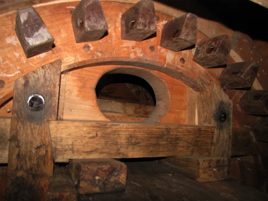 5, Molen 10680 De Haensmole (Grouw / Grou), Jaap Tiedema (10-10-2018)Smeergat in bovenwiel voor de hals van de bovenas.&nbsp; | Database Nederlandse molens