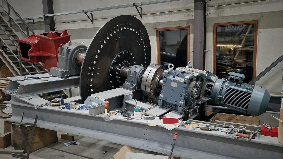 9, Molen 12595 FrankenVrij (Wesepe), Molenmakerij Vaags / Groot Wesseldijk (17-1-2024)De generator is 80 kW, maar dat wordt niet het nominale vermogen van de molen. We hebben deze generator nodig om ook bij lage toerentallen voldoende koppel te hebben om de molen in bedwang te houden. | Database Nederlandse molens