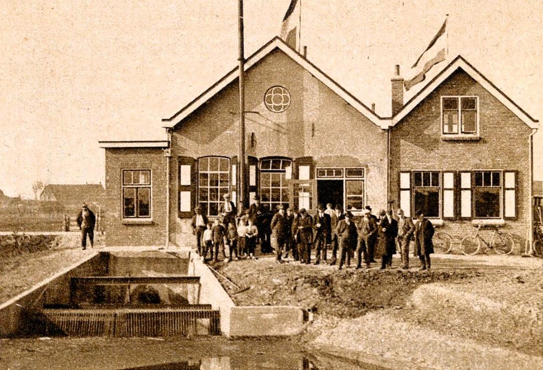 3, Molen 02766 a Polder Sandelingen Ambacht (Hendrik-Ido-Ambacht), Polderbestuurders en enkele gemeentebestuurders tijdens de ingebruikneming van het Poldergemaal Sandelingen Ambacht in 1928 | Database Nederlandse molens