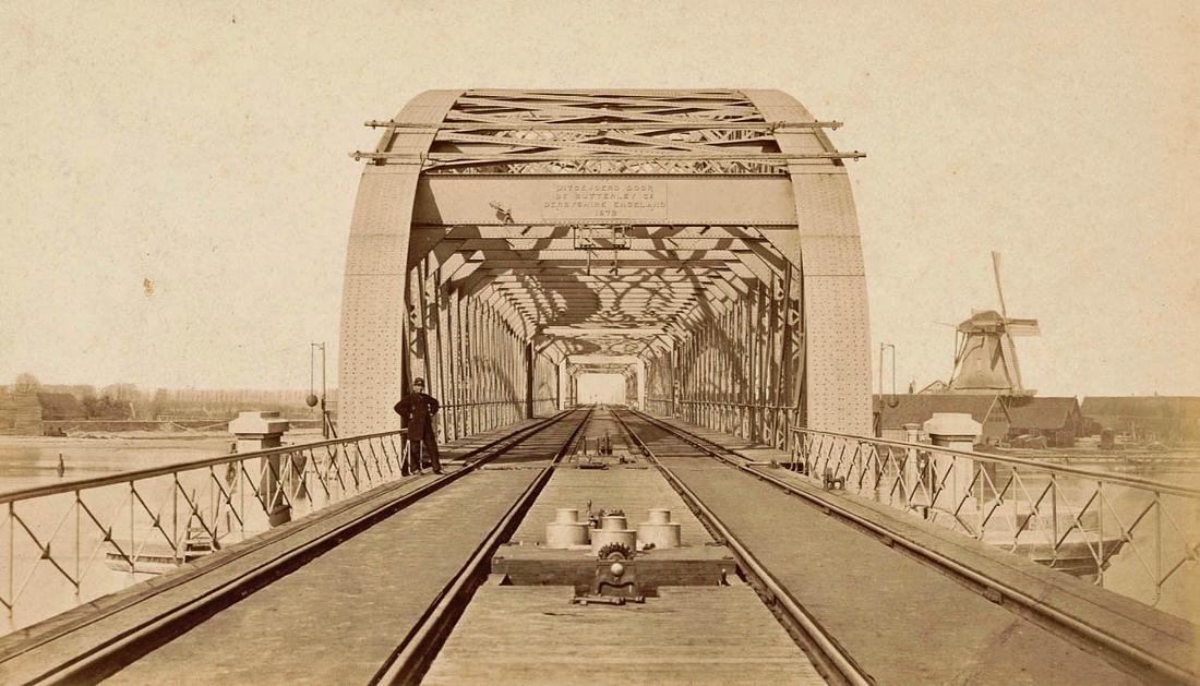 8, Molen 01519 d De Rietvink (Zwijndrecht), Spoorbrug over de Oude Maas, gereed 1872, met rechts molen De Rietvink in Zwijndrecht, afgebroken in hetzelfde jaar.
Regionaal Archief Dordrecht, Afbeelding &nbsp;552_331739 | Database Nederlandse molens