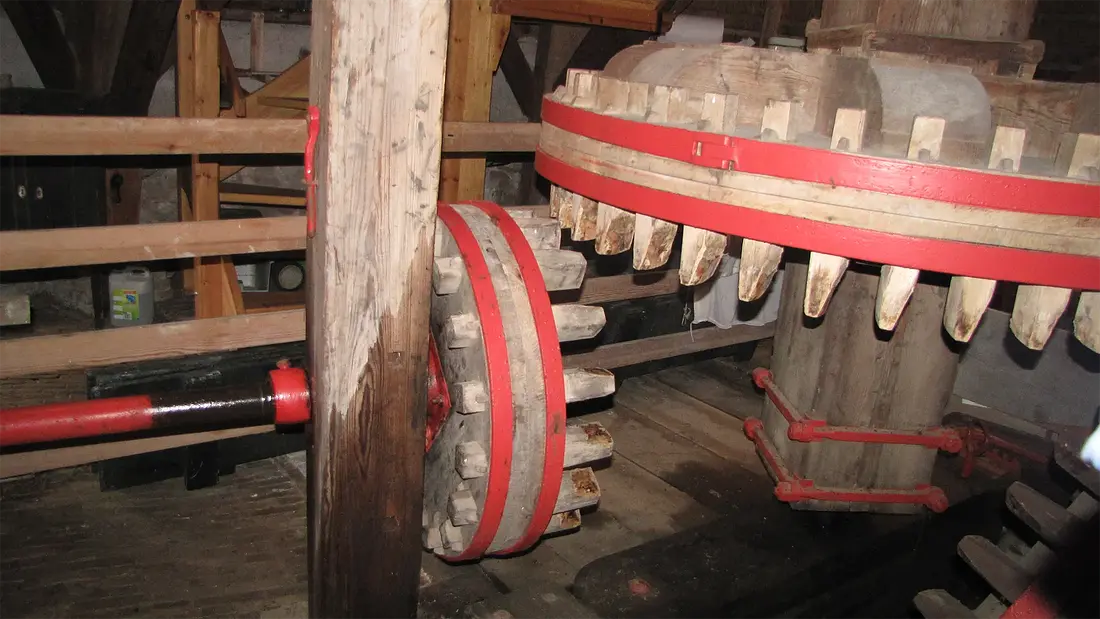 6, Molen 03830 De Marsumermolen (Marssum / Marsum), Jaap Tiedema (28-02-2024)&nbsp;Overbrenging vanaf de onderbonkelaar naar de inmaalvijzel. | Database Nederlandse molens
