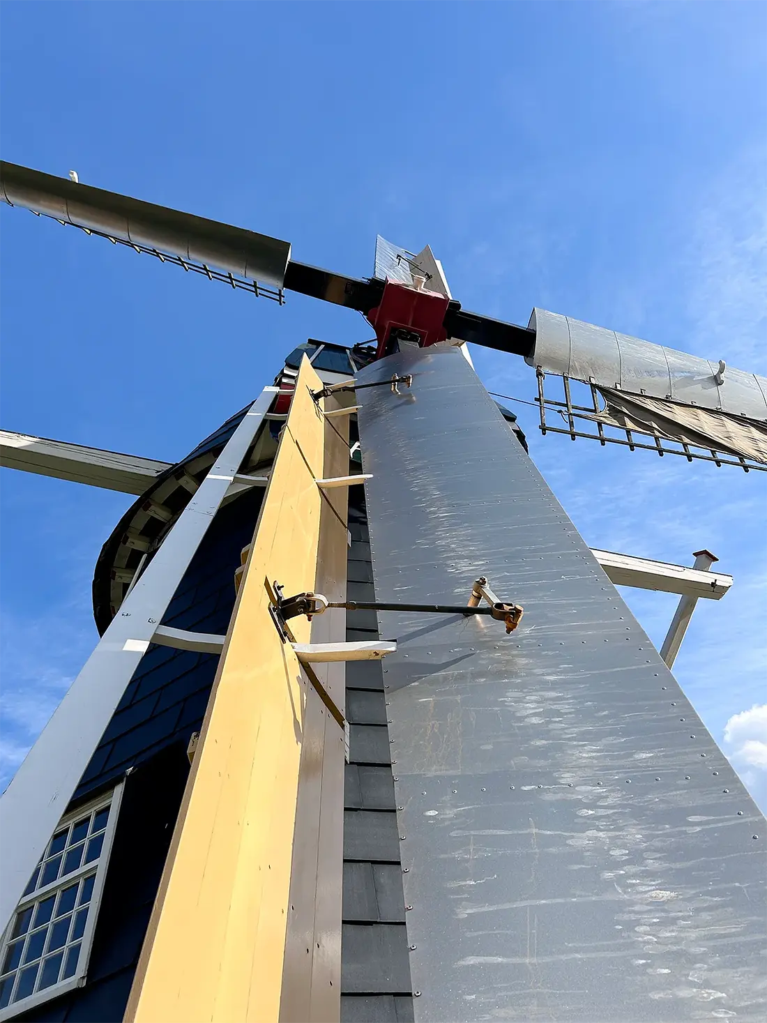 5, Molen 00900 Bataaf (Winterswijk), Bjorn Jannink (2-3-2024)&nbsp;Detail van de Dekkerwiek met Ten Have klep | Database Nederlandse molens
