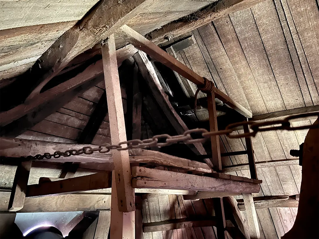 28, Molen 03115 De Meenkmolen (Miste), Bjorn Jannink (2-3-2024)&nbsp;Een wachtpost in de kap. Deze werd in de WO II door zowel de Duitsers als de geallieerden gebruikt. Door een luik uit de kap te halen hadden ze vrij zicht over de velden. | Database Nederlandse molens