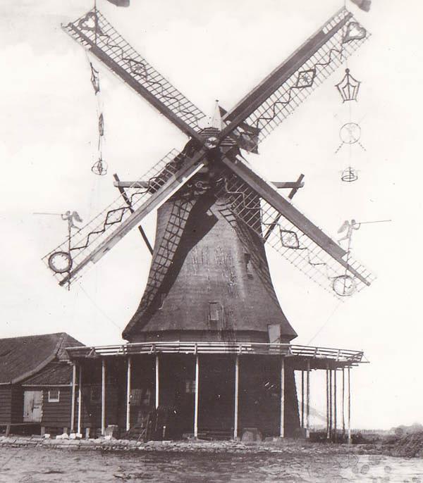 Molen 01108 d De Wind / Het Vliegend Hert (Zaandam-Oost), detail van ansichtkaart, serie 40 nr 3, coll. DVM | Database Nederlandse molens