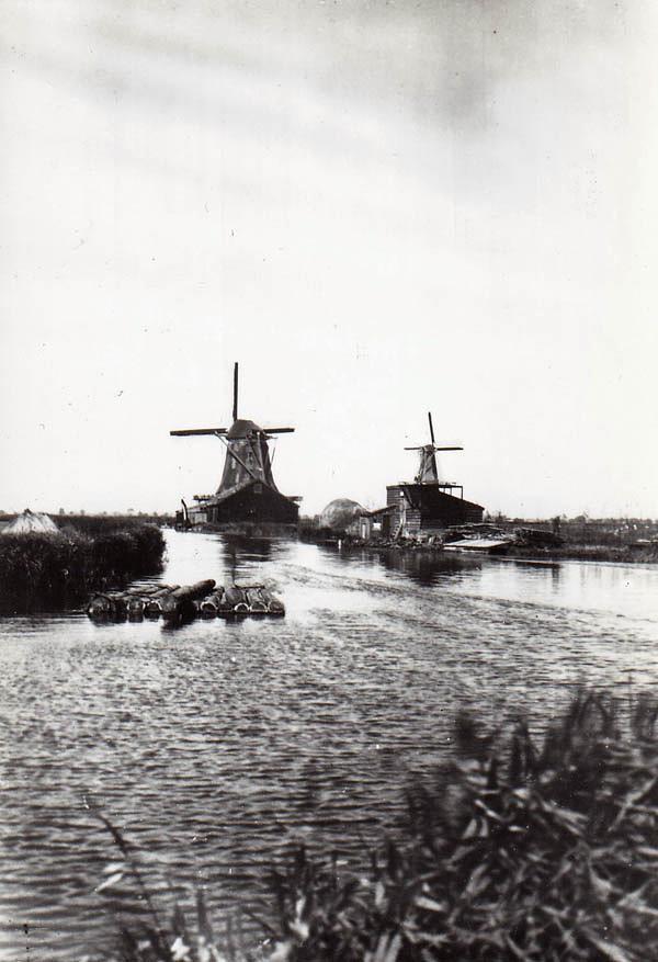 1, Molen 01777 De Zoeker (Zaandijk), Ansichtkaart, serie 13 nr 5, coll. DVM
links deze molen, rechts&nbsp; | Database Nederlandse molens