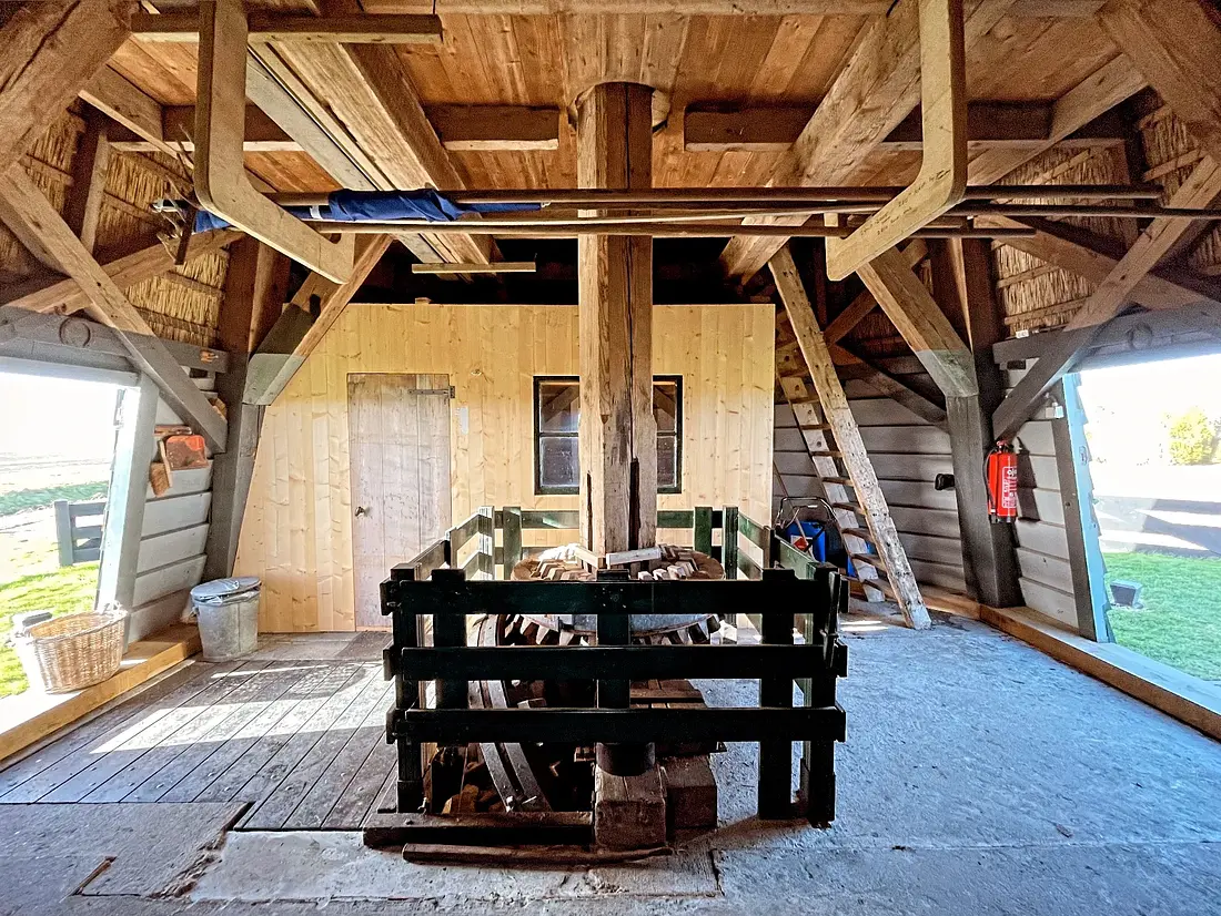 12, Molen 00318 Grebmolen (Schoorldam), Julius Meijer (01-02-2024)&nbsp;De begane grond, met in het verschiet het nieuwe molenaarsverblijf.&nbsp; | Database Nederlandse molens